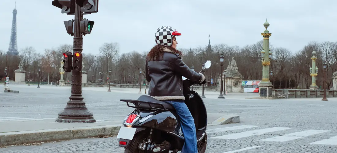 frison T3000 arrêté à un feu rouge dans paris