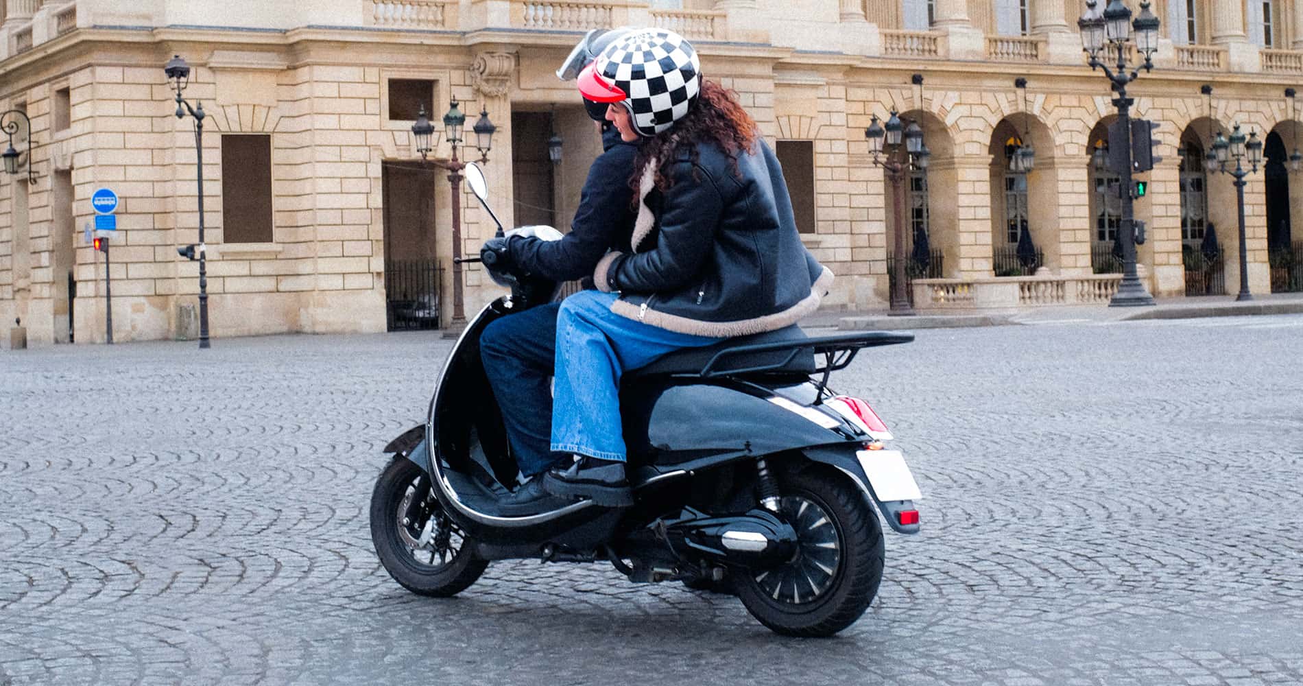 Couple sur un scooter sans permis dans les rues de Paris