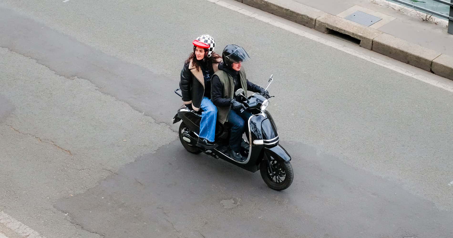 Couple sur un scooter sans permis circulant sur les quais de Seine