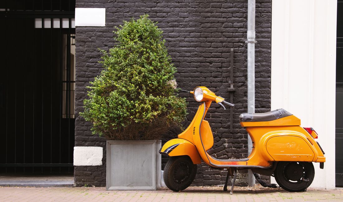 Un scooter orange nécessitant le permis AM