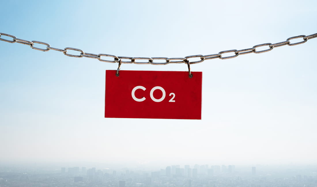 chaine tendue avec un petit panneau rouge où il est inscrit CO2, en rapport avec la norme Euro 5