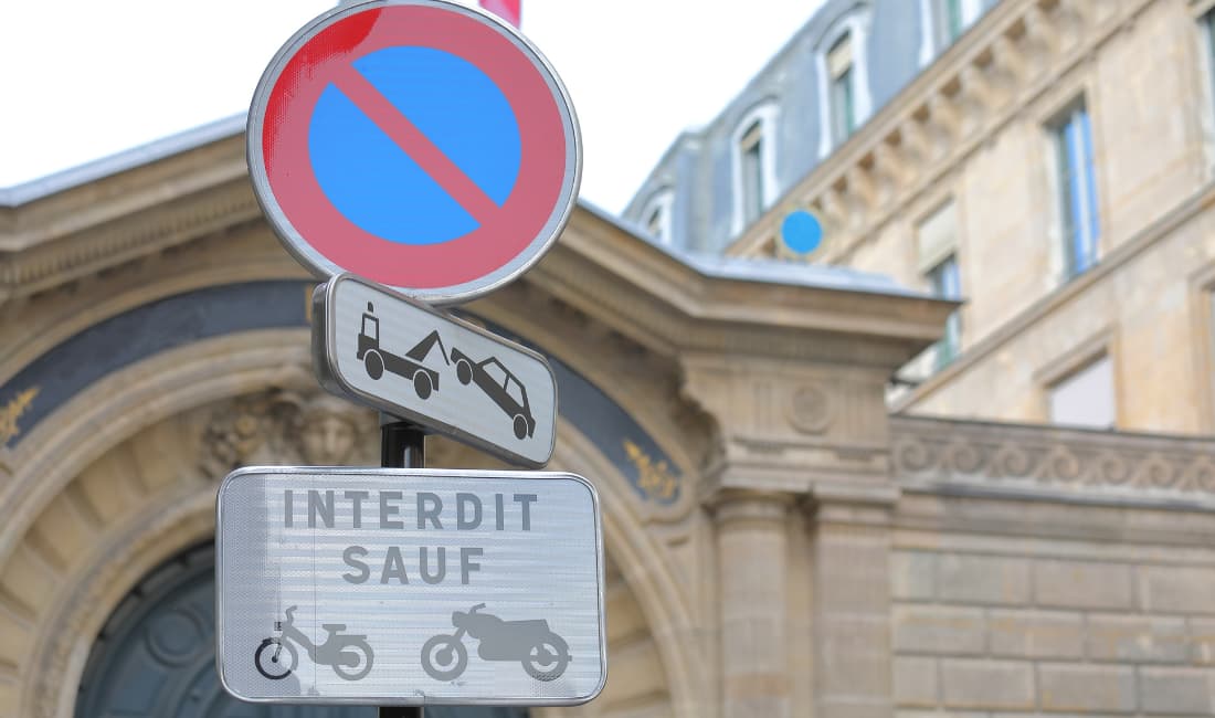 En gros plan, un panneau de stationnement dans Paris