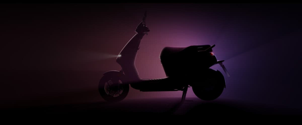 Le Segway E300SE en studio avec une lumière violette en fond, ombre chinoise