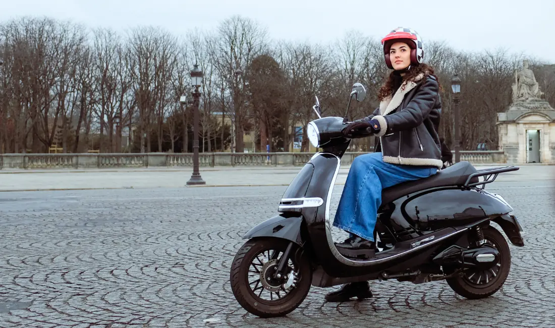 Jeune femme en train de participer à un essai gratuit au magasin de Frison Scooter Paris