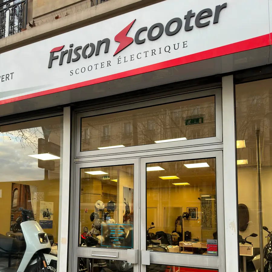 Devanture du magasin 2024 de Frison Scooter Paris