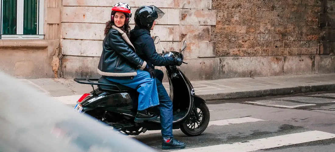 Un jeune couple sur un scooter électrique 125
