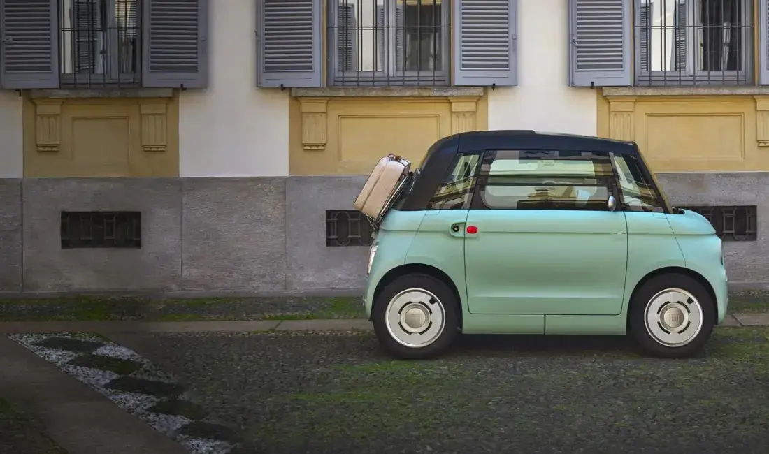 La Nouvelle Fiat Topolino vue du côté droit, dans les rues d'une ville italienne