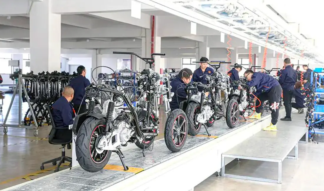 Une chaine d'assemblage de scooter électrique 3 roues en Chine