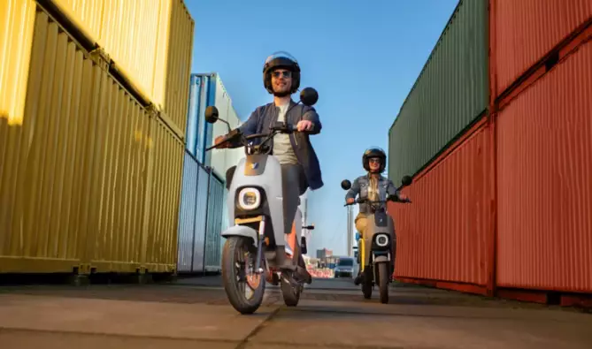 Deux pilotes dans un port à conteneurs sur des Segway B110S