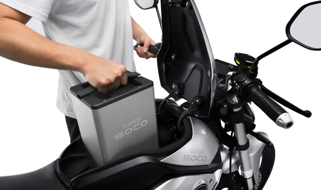 Gros plan sur la batterie amovible de la VMoto Super Soco TSX