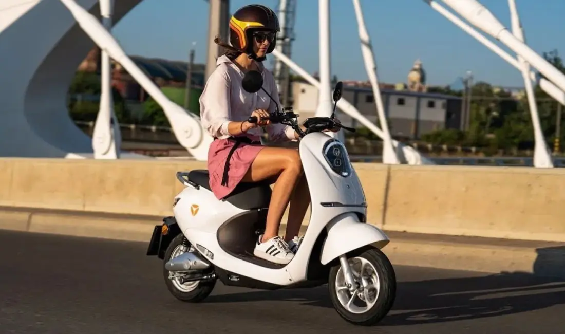 Jeune femme sur un Yadea C-Umi