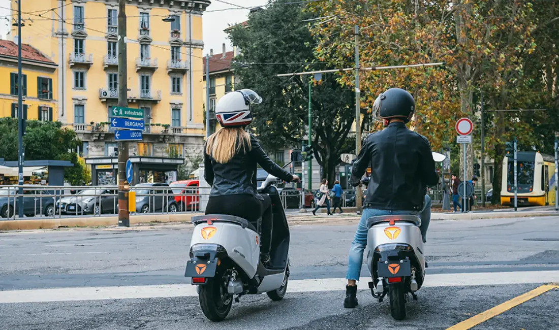 Deux Yadea G5 gris vue de l'arrière dans une rue italienne