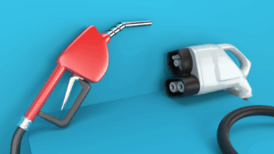 Comparatif thermique / électrique : Pompe à essence posée en face d'une pompe de recharge électrique sur un bloc bleu