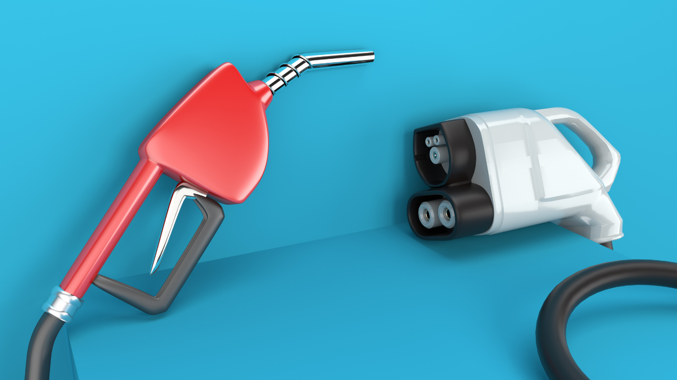 Comparatif thermique / électrique : Pompe à essence posée en face d'une pompe de recharge électrique sur un bloc bleu