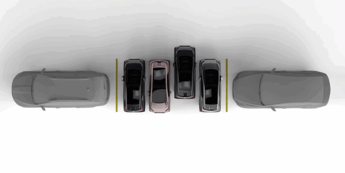 4 voitures électriques SWAPA ZIP garées à la vertical entre deux voitures stationnées en créneaux