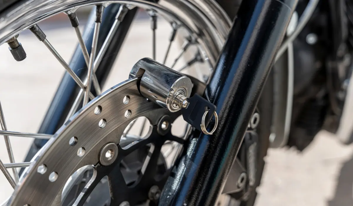 La roue d'un scooter bloquée par un antivol