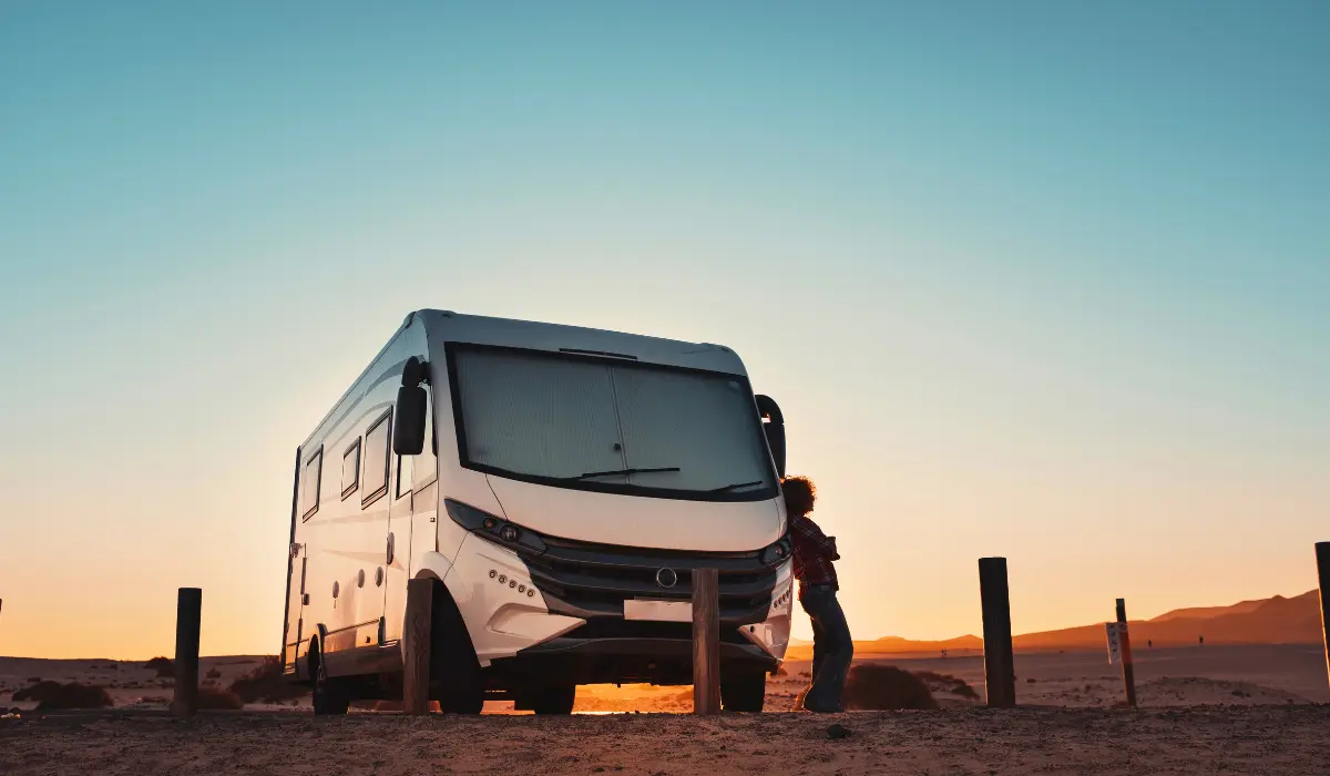 camping car garé au crépuscule