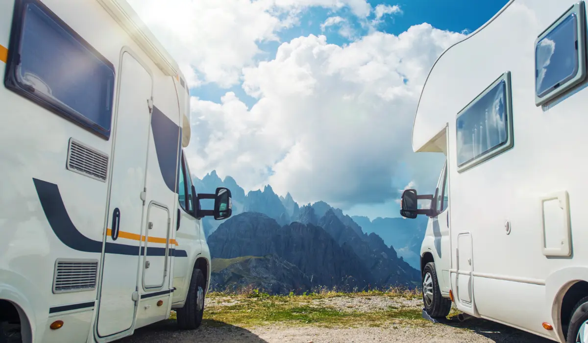 deux camping car garé avec vue sur une montagne