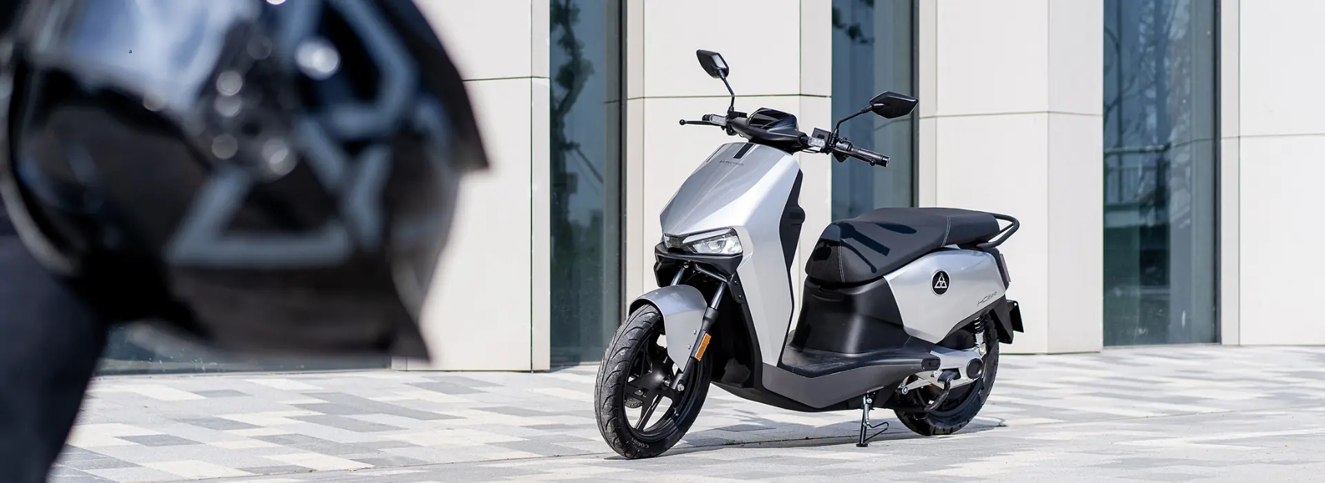sarkcyber hc200 garé devant un immeuble