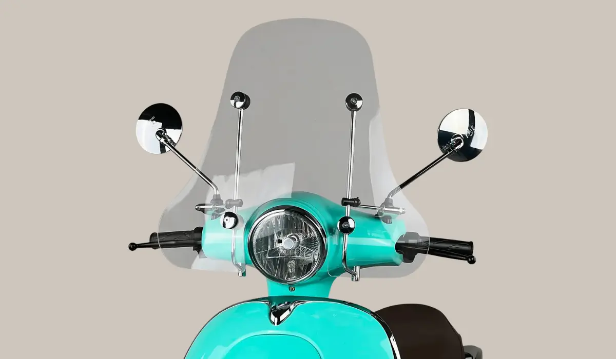 Un pare brise sur un scooter électrique