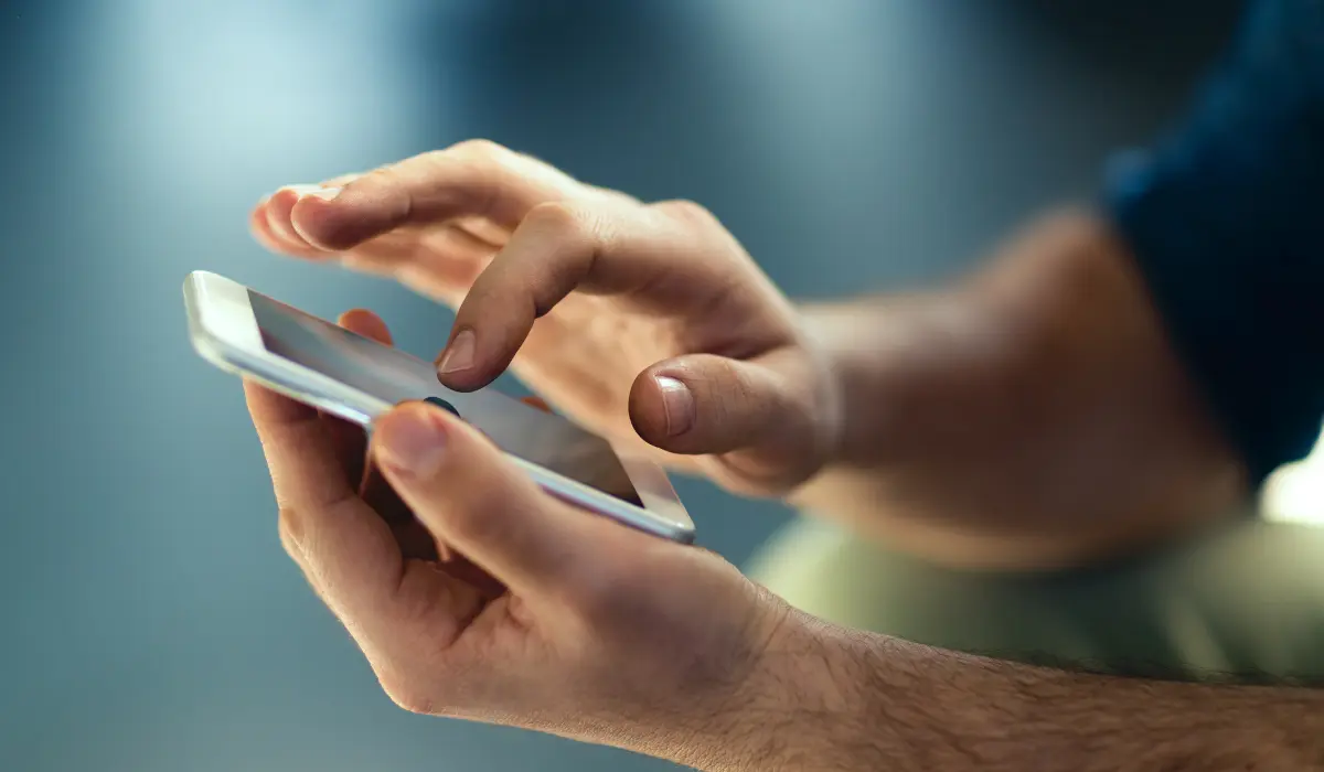 personne en train de chercher une borne de recharge via son smartphone