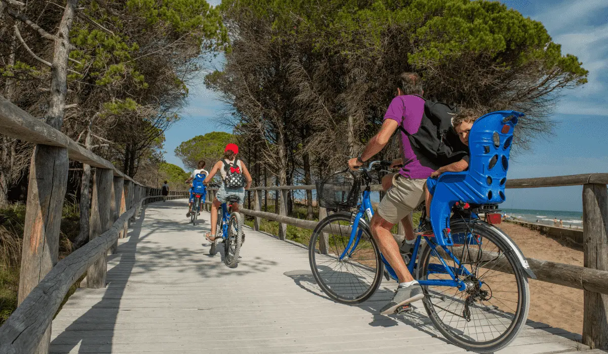 Piste cyclable et famille à vélo dessus